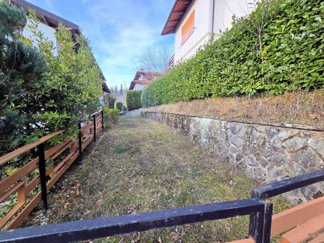 Porzione di bifamiliare posta al piano terra con giardino privato in vendita a Abetone Cutigliano