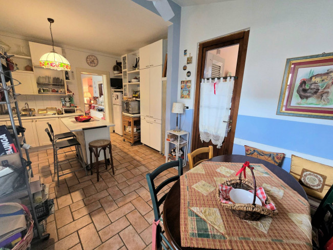 Ampia porzione di villetta bifamiliare con giardino in vendita a Massa e Cozzile