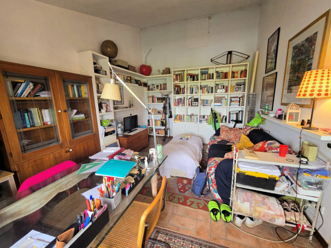 Ampia porzione di villetta bifamiliare con giardino in vendita a Massa e Cozzile