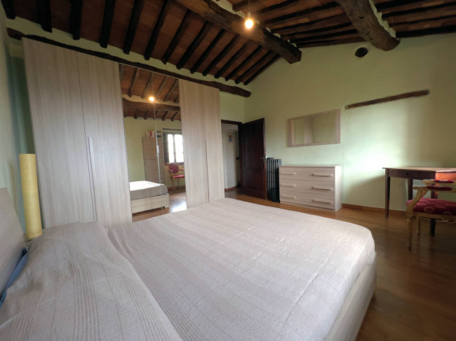 Casa colonica di ampia superficie in posizione dominante con vista panoramica in vendita a Massa e Cozzile