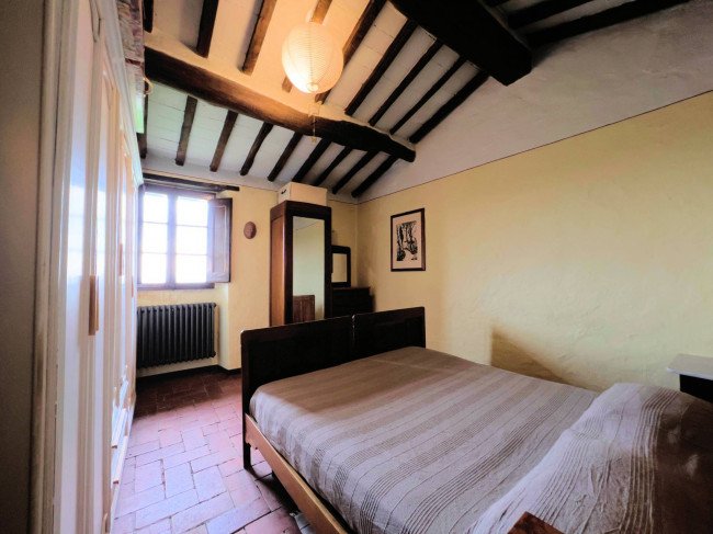 Casa colonica di ampia superficie in posizione dominante con vista panoramica in vendita a Massa e Cozzile