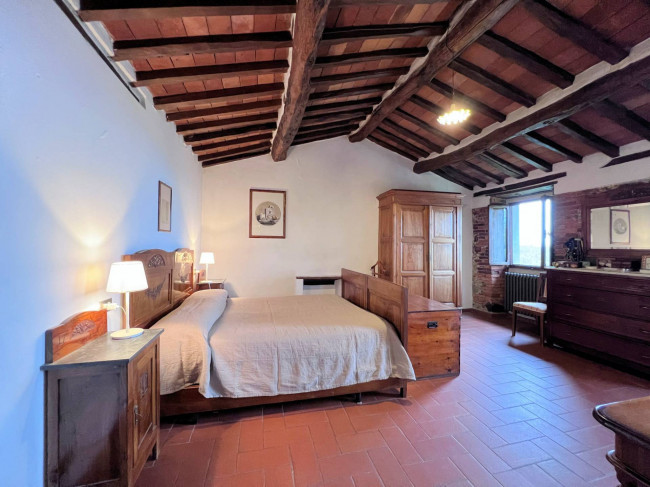 Casa colonica di ampia superficie in posizione dominante con vista panoramica in vendita a Massa e Cozzile