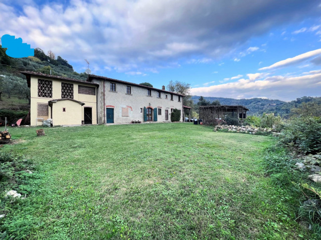Casa colonica di ampia superficie in posizione dominante con vista panoramica in vendita a Massa e Cozzile