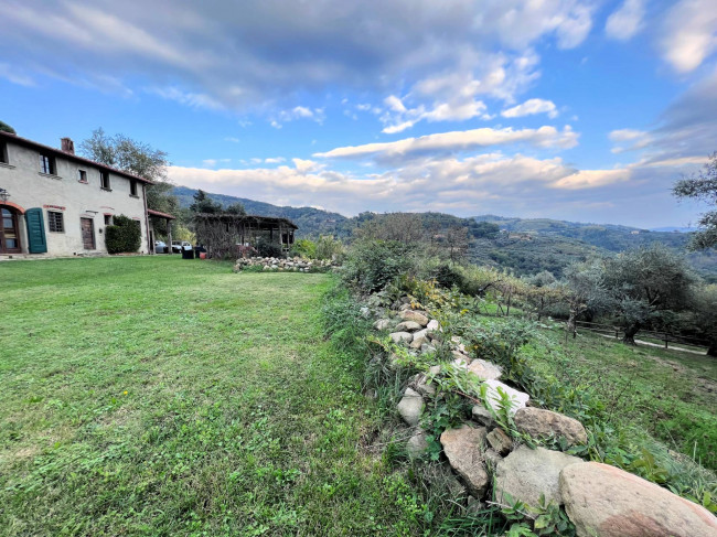 Casa colonica di ampia superficie in posizione dominante con vista panoramica in vendita a Massa e Cozzile