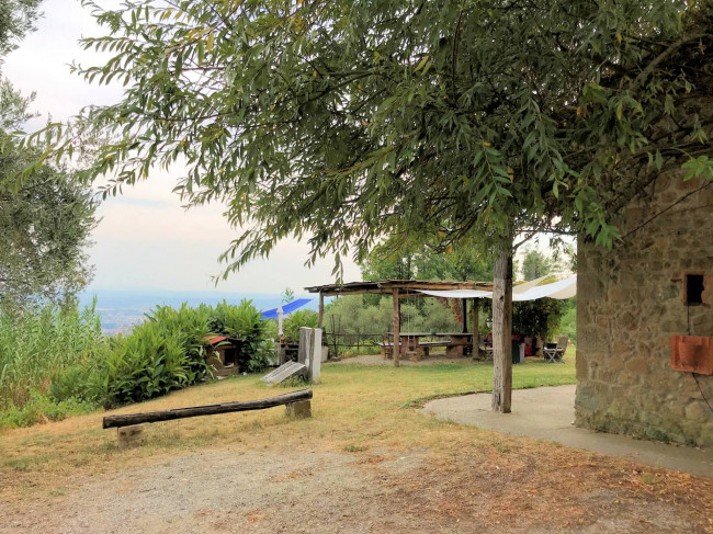 Casa colonica di ampia superficie in posizione dominante con vista panoramica in vendita a Massa e Cozzile