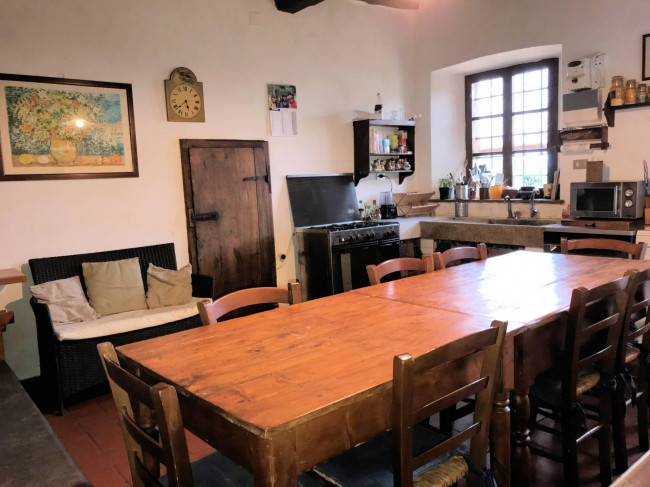 Casa colonica di ampia superficie in posizione dominante con vista panoramica in vendita a Massa e Cozzile
