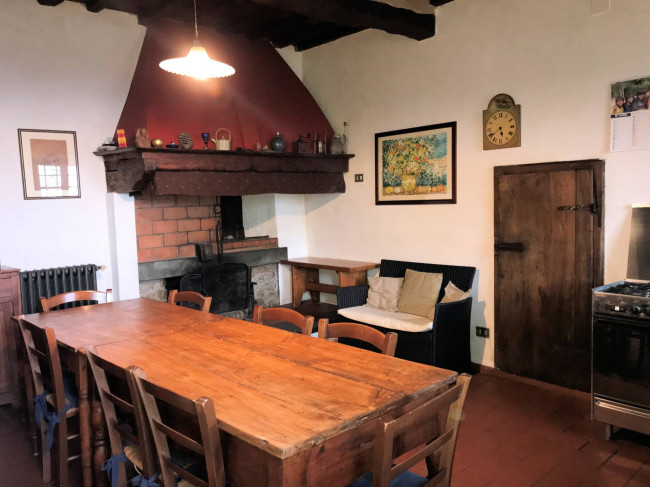 Casa colonica di ampia superficie in posizione dominante con vista panoramica in vendita a Massa e Cozzile