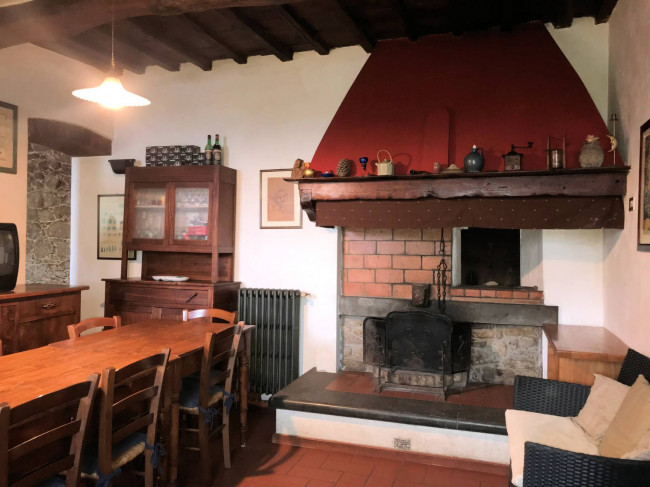 Casa colonica di ampia superficie in posizione dominante con vista panoramica in vendita a Massa e Cozzile
