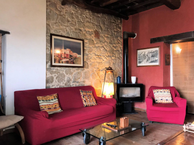Casa colonica di ampia superficie in posizione dominante con vista panoramica in vendita a Massa e Cozzile
