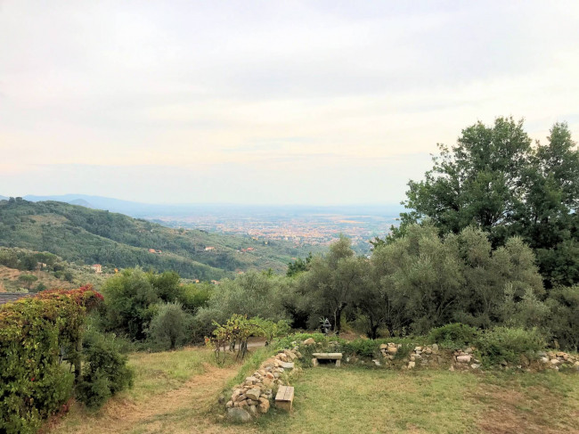Casa colonica di ampia superficie in posizione dominante con vista panoramica in vendita a Massa e Cozzile