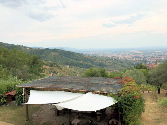 Casa colonica di ampia superficie in posizione dominante con vista panoramica in vendita a Massa e Cozzile