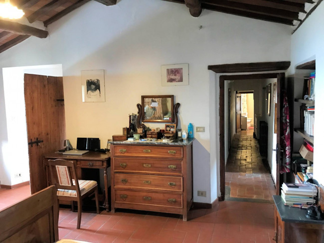 Casa colonica di ampia superficie in posizione dominante con vista panoramica in vendita a Massa e Cozzile