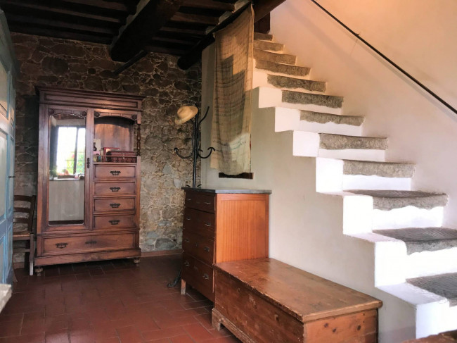 Casa colonica di ampia superficie in posizione dominante con vista panoramica in vendita a Massa e Cozzile