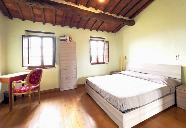 Casa colonica di ampia superficie in posizione dominante con vista panoramica in vendita a Massa e Cozzile