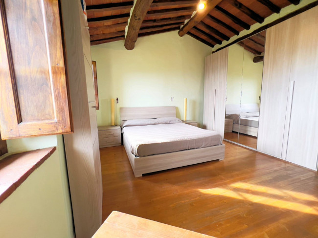 Casa colonica di ampia superficie in posizione dominante con vista panoramica in vendita a Massa e Cozzile