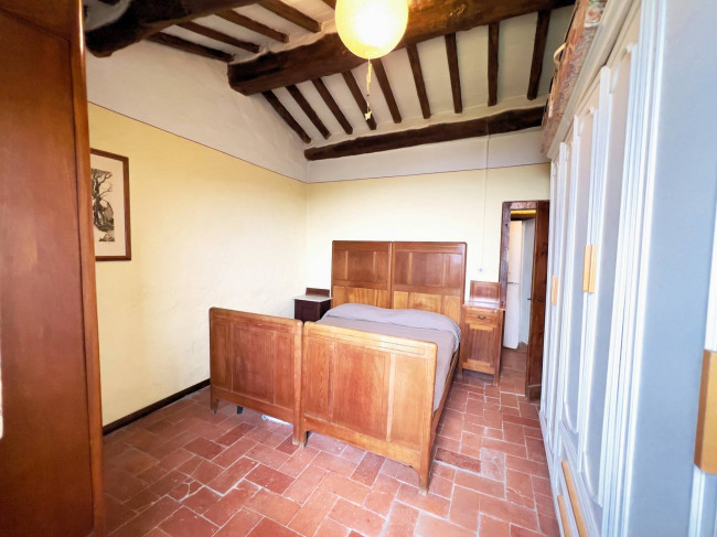 Casa colonica di ampia superficie in posizione dominante con vista panoramica in vendita a Massa e Cozzile