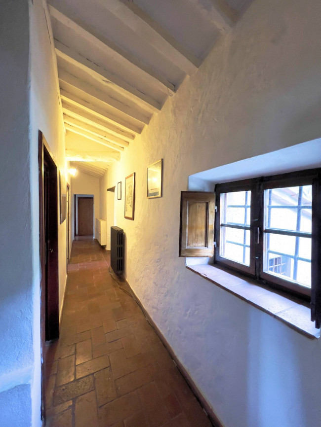 Casa colonica di ampia superficie in posizione dominante con vista panoramica in vendita a Massa e Cozzile