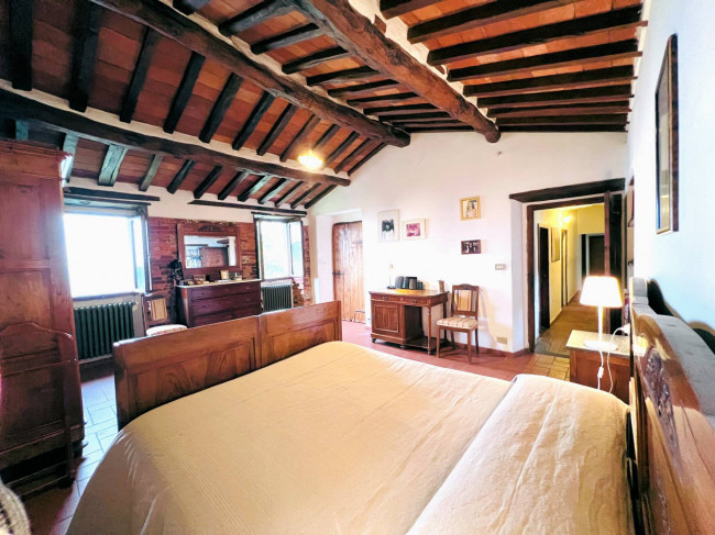 Casa colonica di ampia superficie in posizione dominante con vista panoramica in vendita a Massa e Cozzile