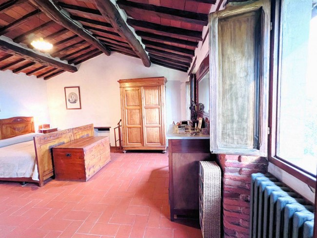 Casa colonica di ampia superficie in posizione dominante con vista panoramica in vendita a Massa e Cozzile