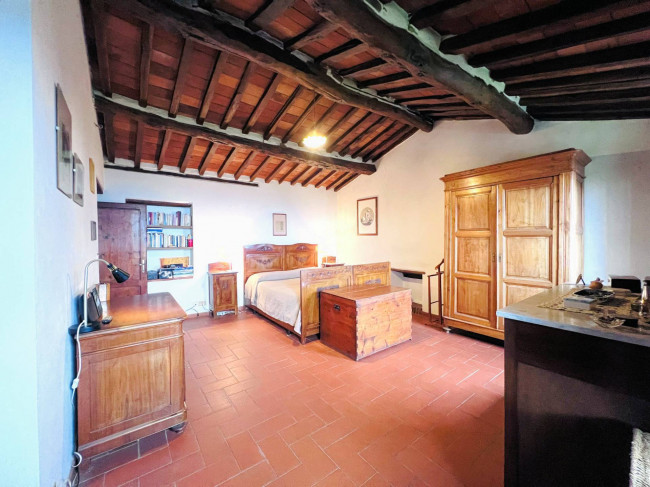 Casa colonica di ampia superficie in posizione dominante con vista panoramica in vendita a Massa e Cozzile