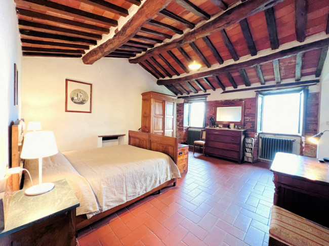 Casa colonica di ampia superficie in posizione dominante con vista panoramica in vendita a Massa e Cozzile
