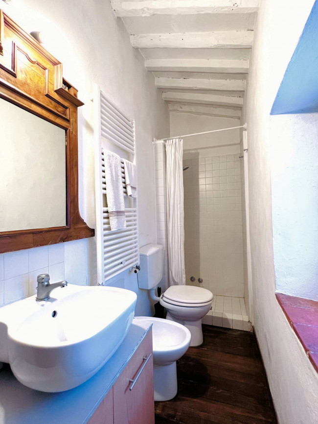 Casa colonica di ampia superficie in posizione dominante con vista panoramica in vendita a Massa e Cozzile