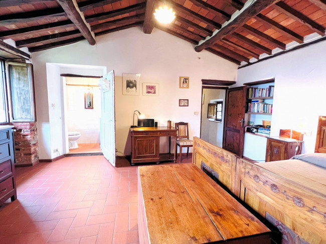 Casa colonica di ampia superficie in posizione dominante con vista panoramica in vendita a Massa e Cozzile