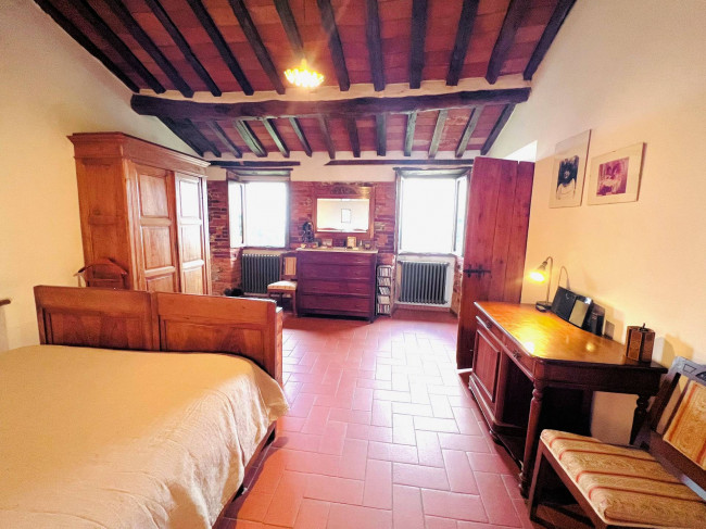 Casa colonica di ampia superficie in posizione dominante con vista panoramica in vendita a Massa e Cozzile