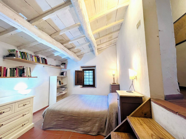 Casa colonica di ampia superficie in posizione dominante con vista panoramica in vendita a Massa e Cozzile