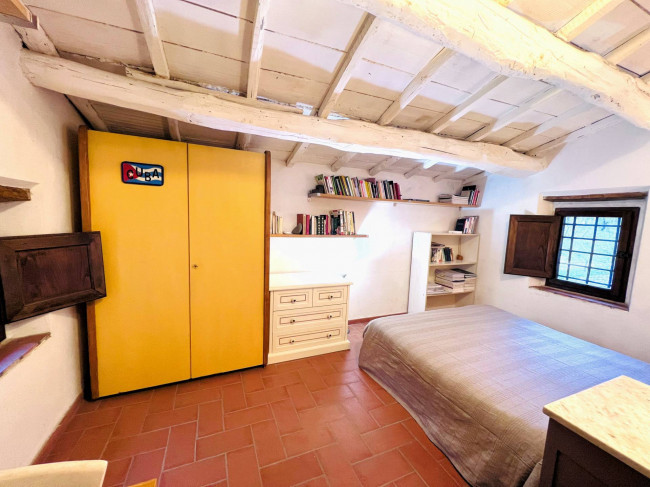 Casa colonica di ampia superficie in posizione dominante con vista panoramica in vendita a Massa e Cozzile