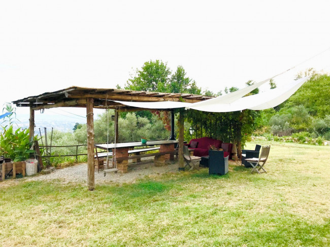 Casa colonica di ampia superficie in posizione dominante con vista panoramica in vendita a Massa e Cozzile