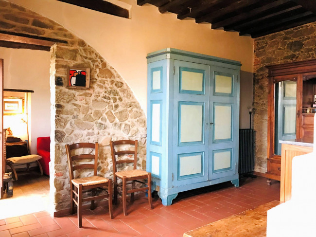 Casa colonica di ampia superficie in posizione dominante con vista panoramica in vendita a Massa e Cozzile