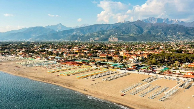 Villa di ampia superficie da ristrutturare con ampio giardino in ottima zona residenziale in vendita a Forte dei Marmi