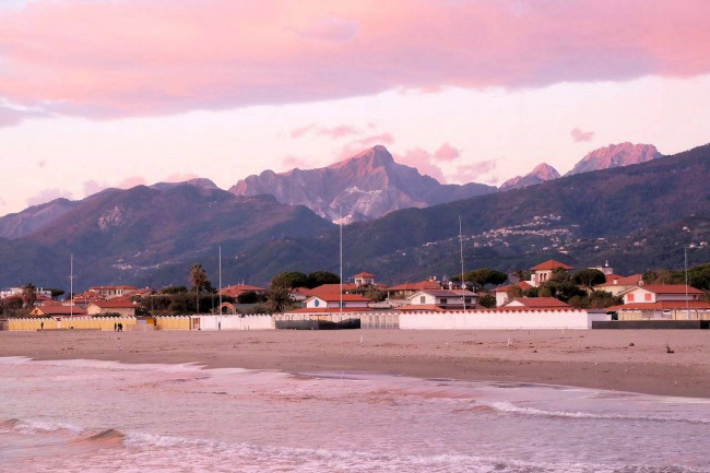Villa di ampia superficie da ristrutturare con ampio giardino in ottima zona residenziale in vendita a Forte dei Marmi