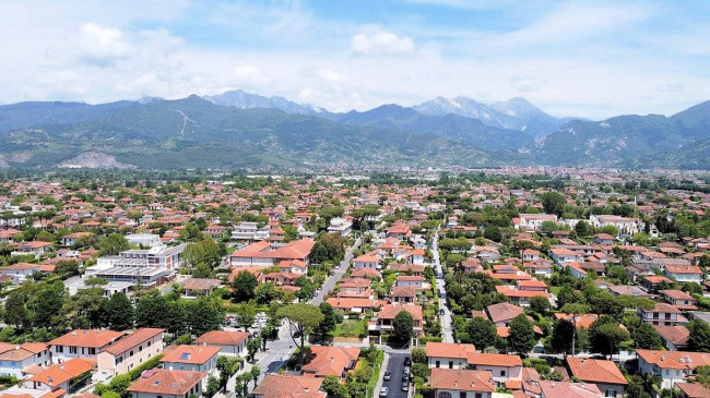 Villa di ampia superficie da ristrutturare con ampio giardino in ottima zona residenziale in vendita a Forte dei Marmi
