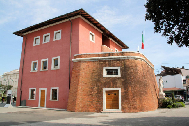Villa di ampia superficie da ristrutturare con ampio giardino in ottima zona residenziale in vendita a Forte dei Marmi