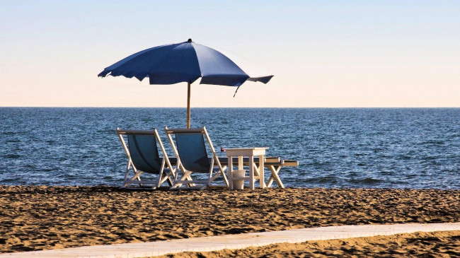 Villa di ampia superficie da ristrutturare con ampio giardino in ottima zona residenziale in vendita a Forte dei Marmi