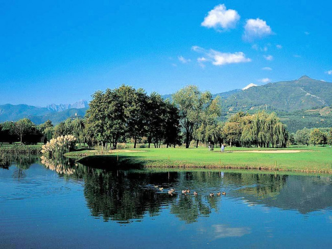 Villa di ampia superficie da ristrutturare con ampio giardino in ottima zona residenziale in vendita a Forte dei Marmi