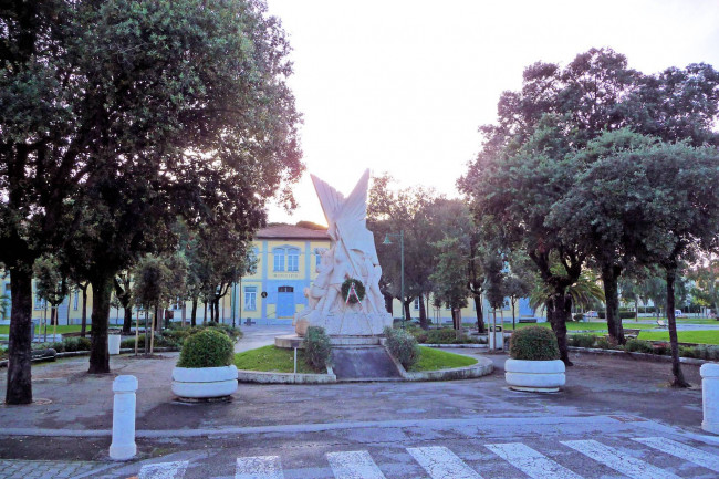 Villa di ampia superficie da ristrutturare con ampio giardino in ottima zona residenziale in vendita a Forte dei Marmi