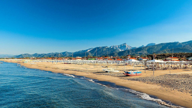 Villa di ampia superficie da ristrutturare con ampio giardino in ottima zona residenziale in vendita a Forte dei Marmi