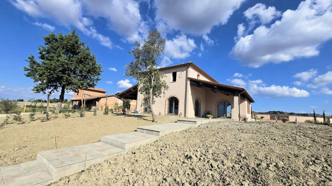 Porzione terratetto di villa bifamiliare con giardino privato e piscina condominiale in vendita a Lajatico