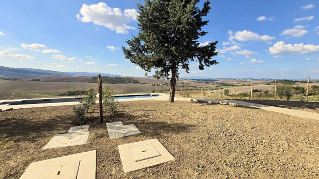 Porzione terratetto di villa bifamiliare con giardino privato e piscina condominiale in vendita a Lajatico