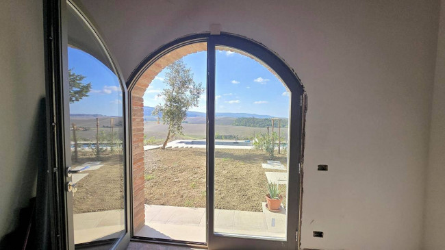 Porzione terratetto di villa bifamiliare con giardino privato e piscina condominiale in vendita a Lajatico