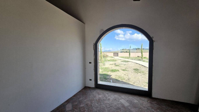 Porzione terratetto di villa bifamiliare con giardino privato e piscina condominiale in vendita a Lajatico