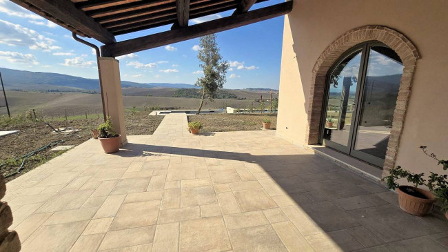 Porzione terratetto di villa bifamiliare con giardino privato e piscina condominiale in vendita a Lajatico