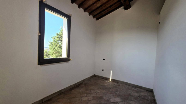 Porzione terratetto di villa bifamiliare con giardino privato e piscina condominiale in vendita a Lajatico