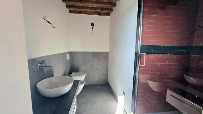 Porzione terratetto di villa bifamiliare con giardino privato e piscina condominiale in vendita a Lajatico
