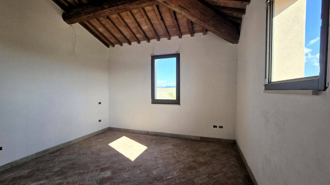 Porzione terratetto di villa bifamiliare con giardino privato e piscina condominiale in vendita a Lajatico