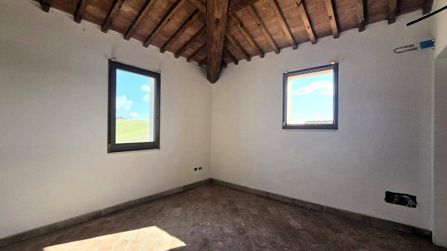 Porzione terratetto di villa bifamiliare con giardino privato e piscina condominiale in vendita a Lajatico