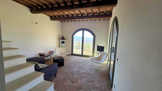 Porzione terratetto di villa bifamiliare con giardino privato e piscina condominiale in vendita a Lajatico